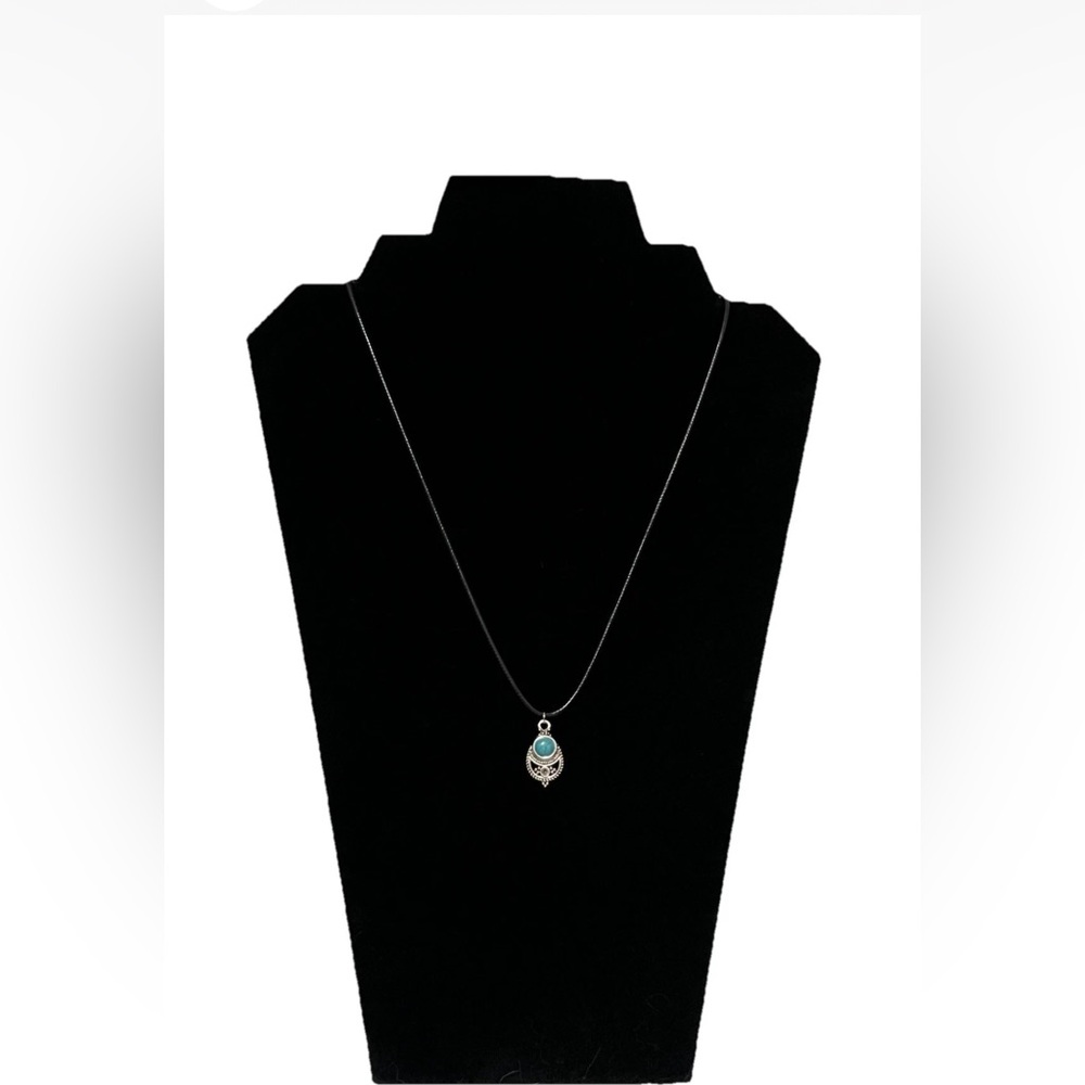 Pendant Turquoise Color Silver Tone On Leather Cord